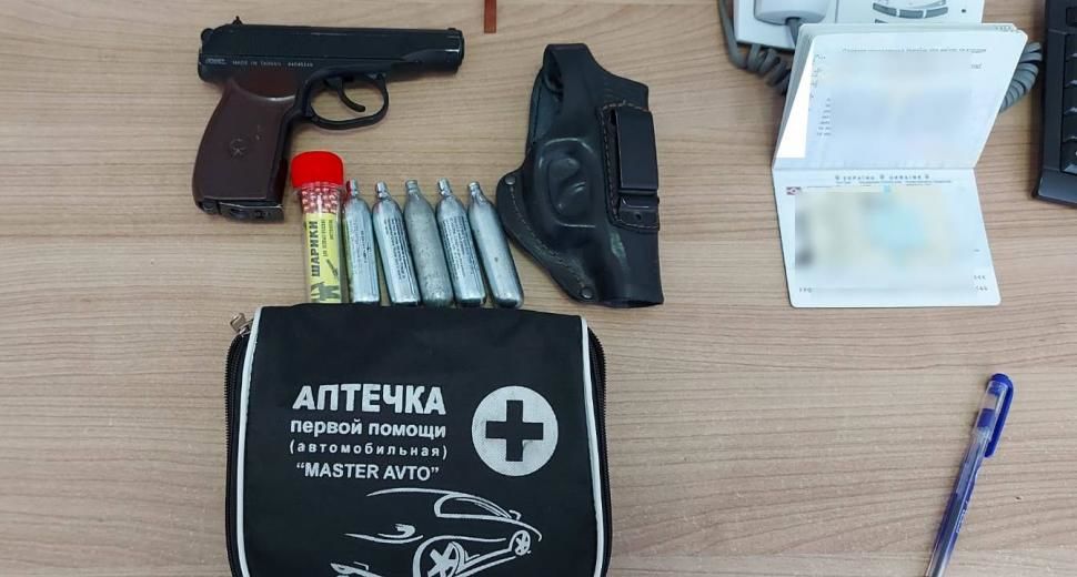 Двух иностранцев задержали на границе Молдовы с фальшивыми документами и пневматическим пистолетом.