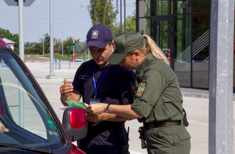 Среди документов пограничники выявили поддельные водительские права, выданные болгарскими властями.