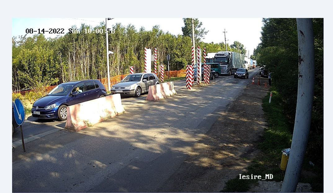 На КПП "Скулень" образовались очереди из машин.