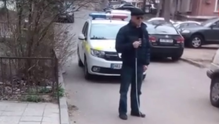 Столичный водитель обвиняет слепого в том, что тот разбил ему лобовое стекло.