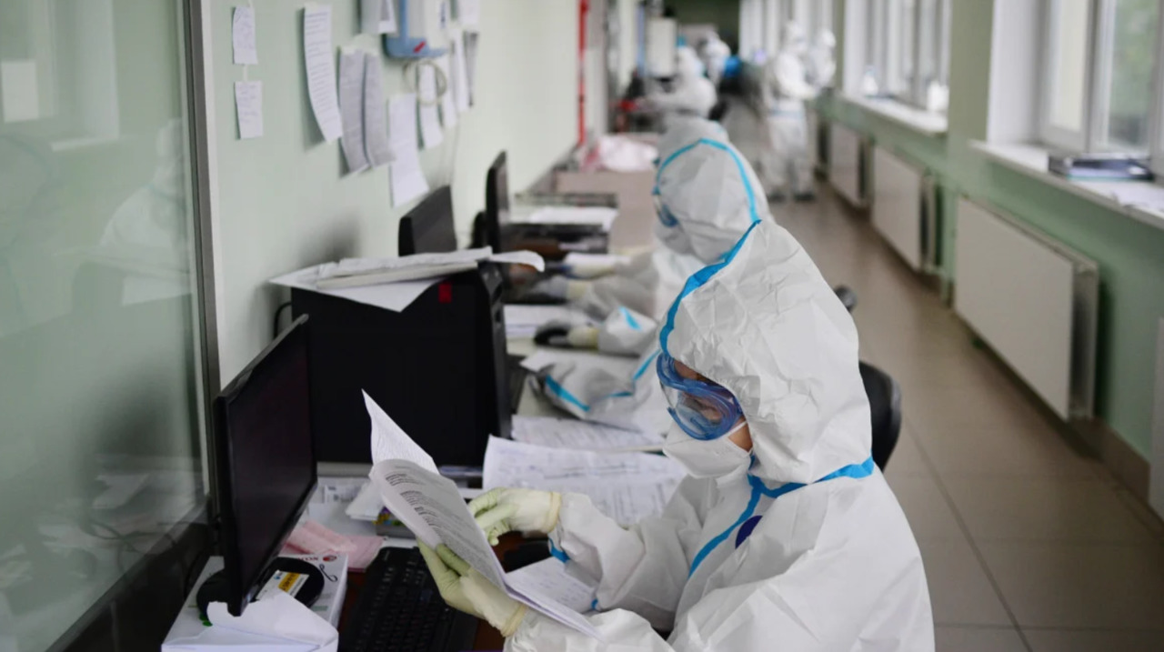 За сутки заболели 2134 человека, из них 100 детей и 160 медицинских работников. 