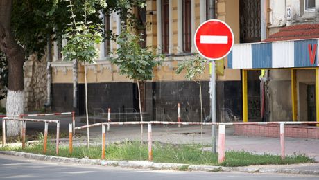 Водителей просят объезжать эту зону.