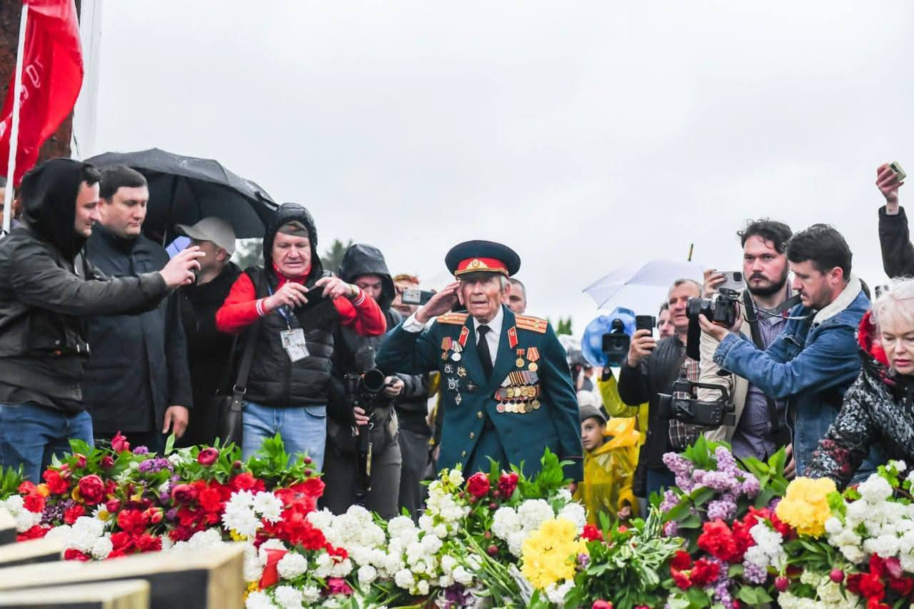 Un veteran de 100 de ani a parcurs întregul Marș al Victoriei și a depus primul flori la Complexul Eternitate.