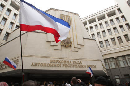Митинг у здания парламента Крыма 26 февраля. Фото: Тарас Литвиненко / РИА Новости