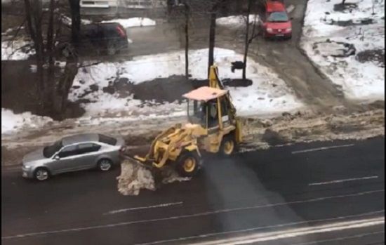Поведение сотрудника муниципальной службы по благоустройству города показалось очевидцу очень странным.