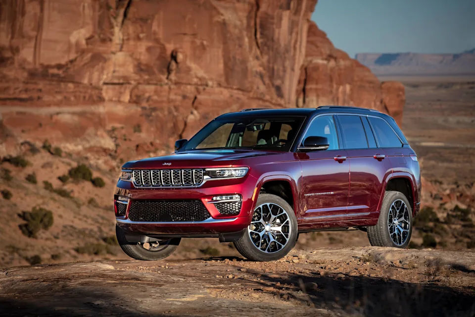 Jeep отзывает более 200 тысяч внедорожников из-за сбоя программного обеспечения.