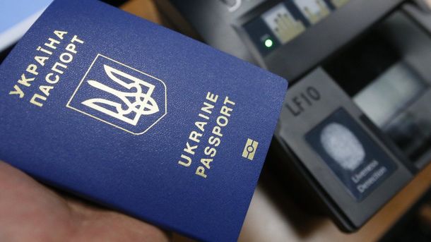 Многие турагентства предлагают свои услуги в "решении вопроса". К примеру, могут свести туриста с человеком, который проведет к паспортисту без очереди.
