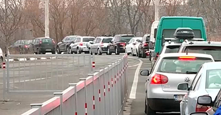 На границе растет поток въезжающих: диаспора возвращается на Пасху.