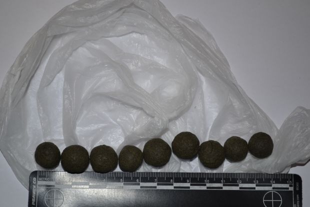 Poliţiştii au depistat asupra lui o sacoşă în care se afla o substanţă solidă de culoare verde, asemănătoare cu haşiş. Foto: igp.gov.md