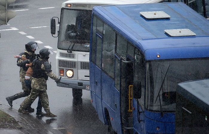 Правозащитники сообщили о 340 задержанных на протестах в Белоруссии.