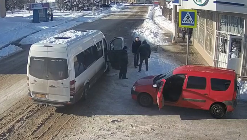 Doi șoferi au fost filmați cum își împart pumni, în plină stradă. Foto: Captură video