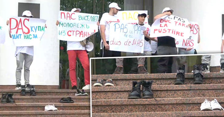 ПКРМ и "Шор" принесли к парламенту обувь в знак того, что молодежь уезжает из страны. Коллаж: Point.md