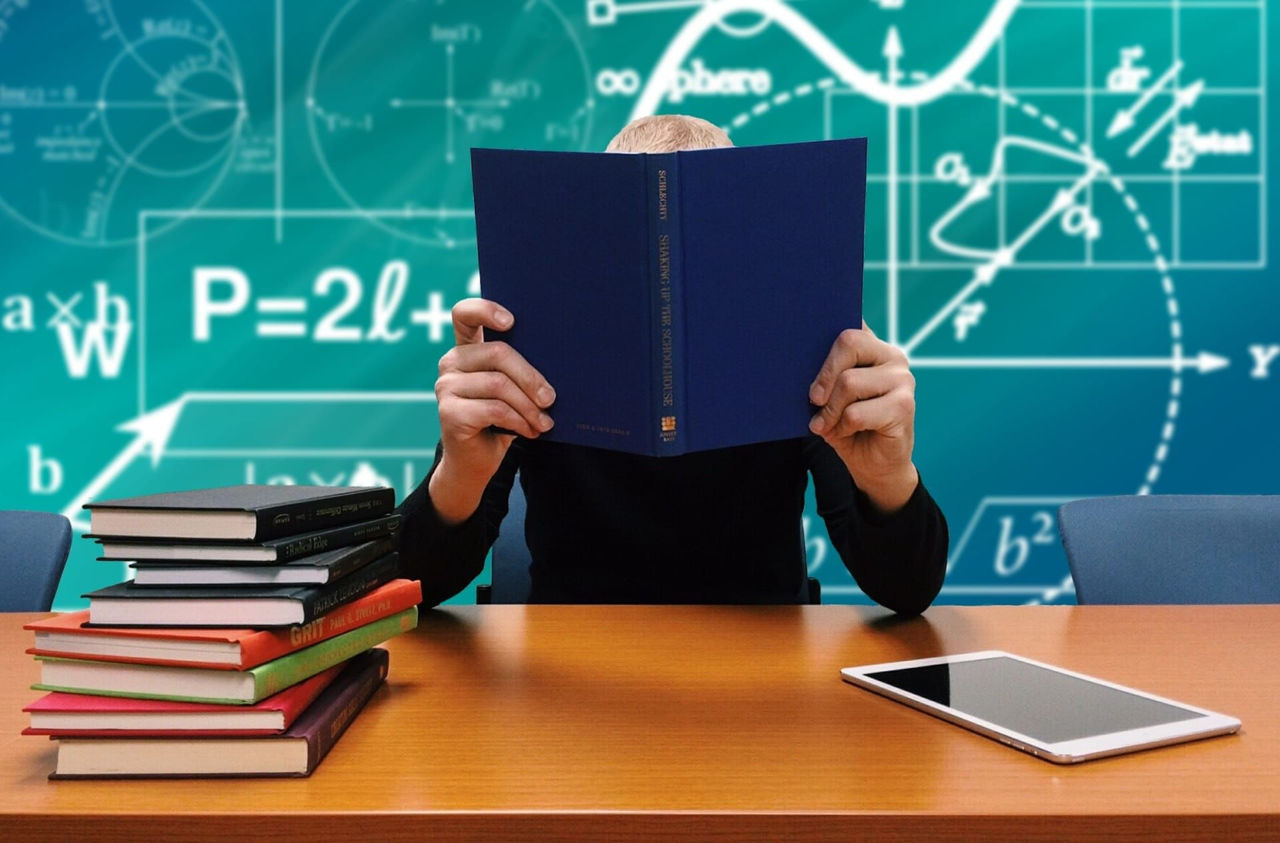 Studiu: Persoanele cu studii superioare îmbătrânesc mai lent.