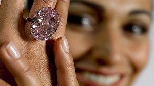 Casa de licitatii Sotheby’s a prezentat miercuri, la Geneva, cel mai scump diamant din lume.