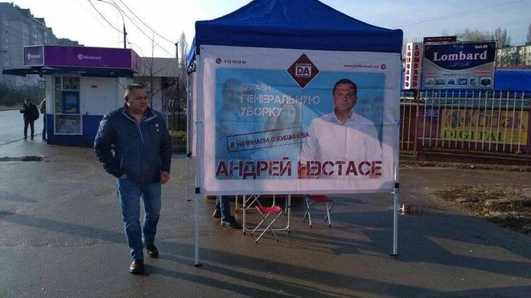Năstase și-a montat corturi electorale pe străzile Capitalei
