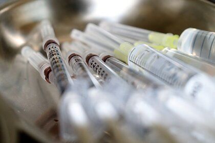 В ФРГ медсестру-антипрививочницу заподозрили в подмене вакцин от COVID-19 физраствором.