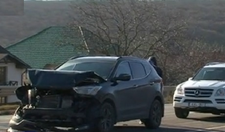 Trei maşini s-au ciocnit violent în apropiere de Dumbrava. Foto: jurnal.md