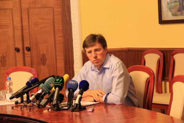Chirtoacă afirmă că hoții i-au luat mai multe documente, un carnețel pentru notițe, dar și telefoanele mobile și bani.