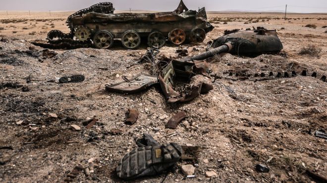 Беженца в Австрии судят за убийство 20 человек в Сирии.