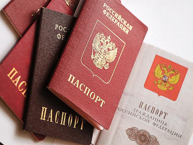 В аэропорту Одессы группу россиян не пускают через границу.