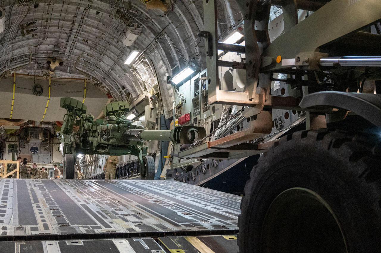 Пентагон показал отправку в Украину гаубиц M777.