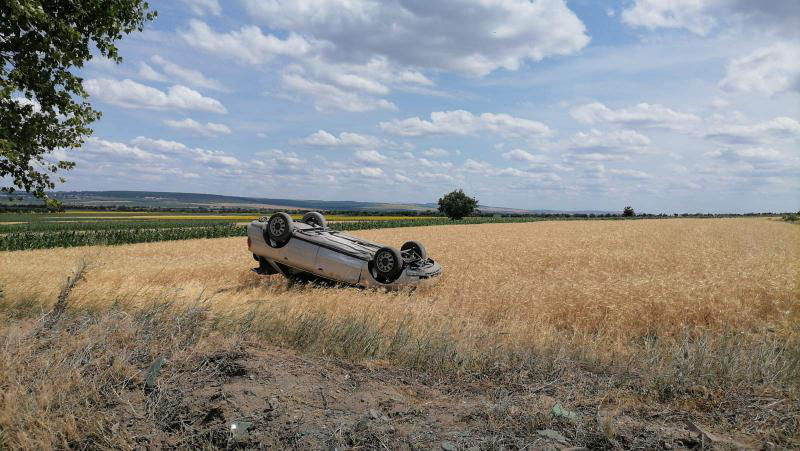 Во Флорештском районе автомобиль перевернулся в пшеничном поле.