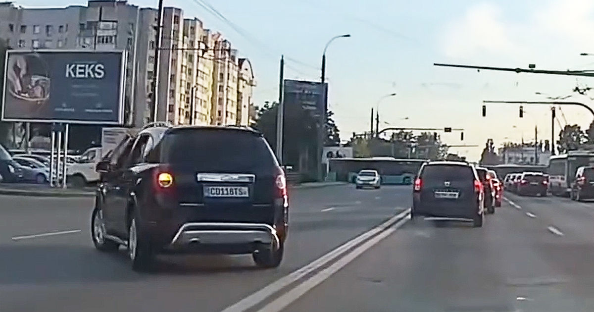 Водитель за рулем авто с дипломатическими номерами грубо нарушил ПДД.