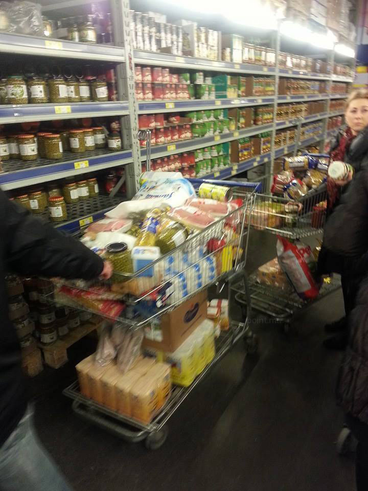 "Обесценивание лея приведет к неизбежному росту цен на продукты питания, а люди пытаются хоть как-то защитить свои сбережения".