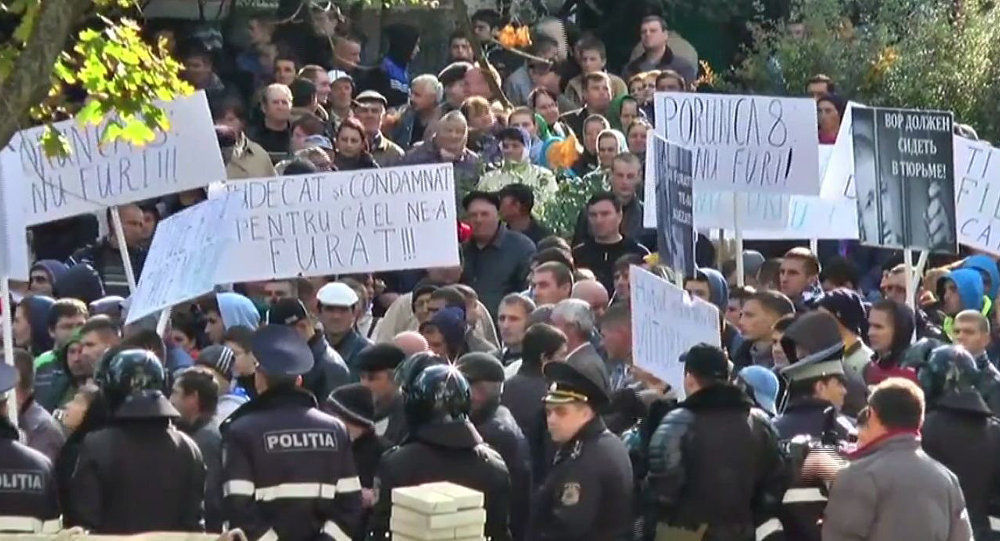 Десятки протестующих окружили по периметру здание Апелляционной палаты Кишинева.