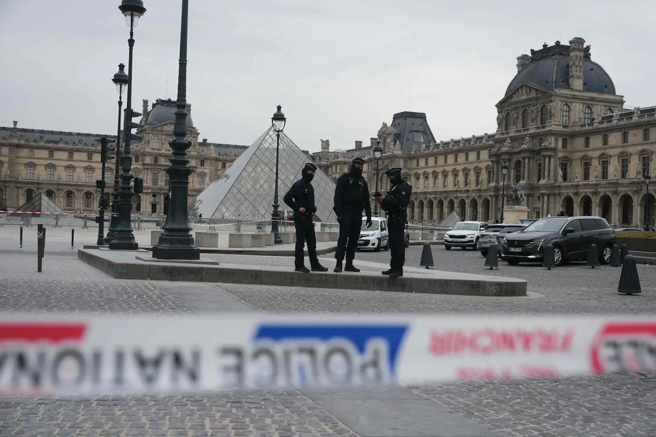 СМИ: Система видеонаблюдения в Лувре защищалась паролем "Louvre".