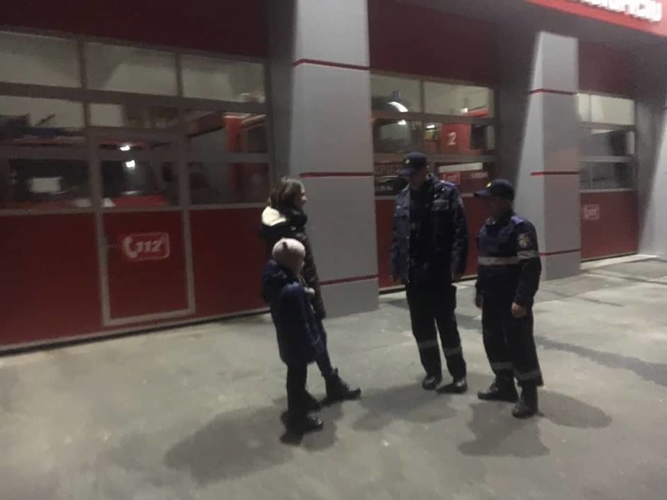 Спасатели и полицейские вернули родителям потерявшуюся девочку.