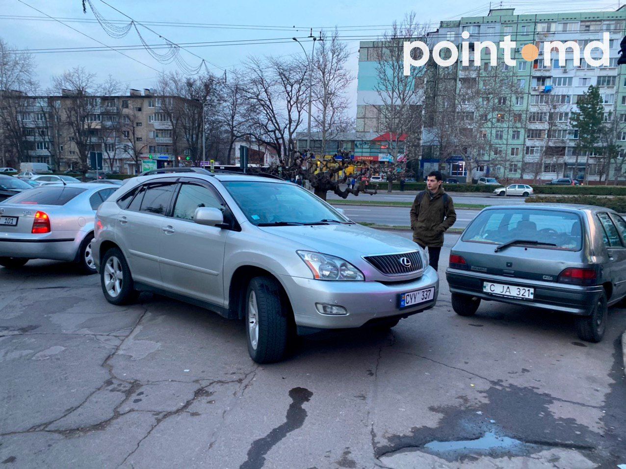 Водитель припарковал автомобиль у рынка, перегородив движение.