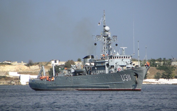 Украинский корабль на ходу совершает маневры, препятствует высадке десанта на борт.