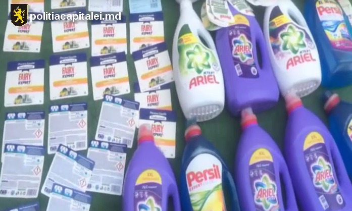 Doi bărbaţi cu vârstele de 30 şi respectiv 35 ani, au fost documentaţi şi reţinuţi de către oamenii legii.