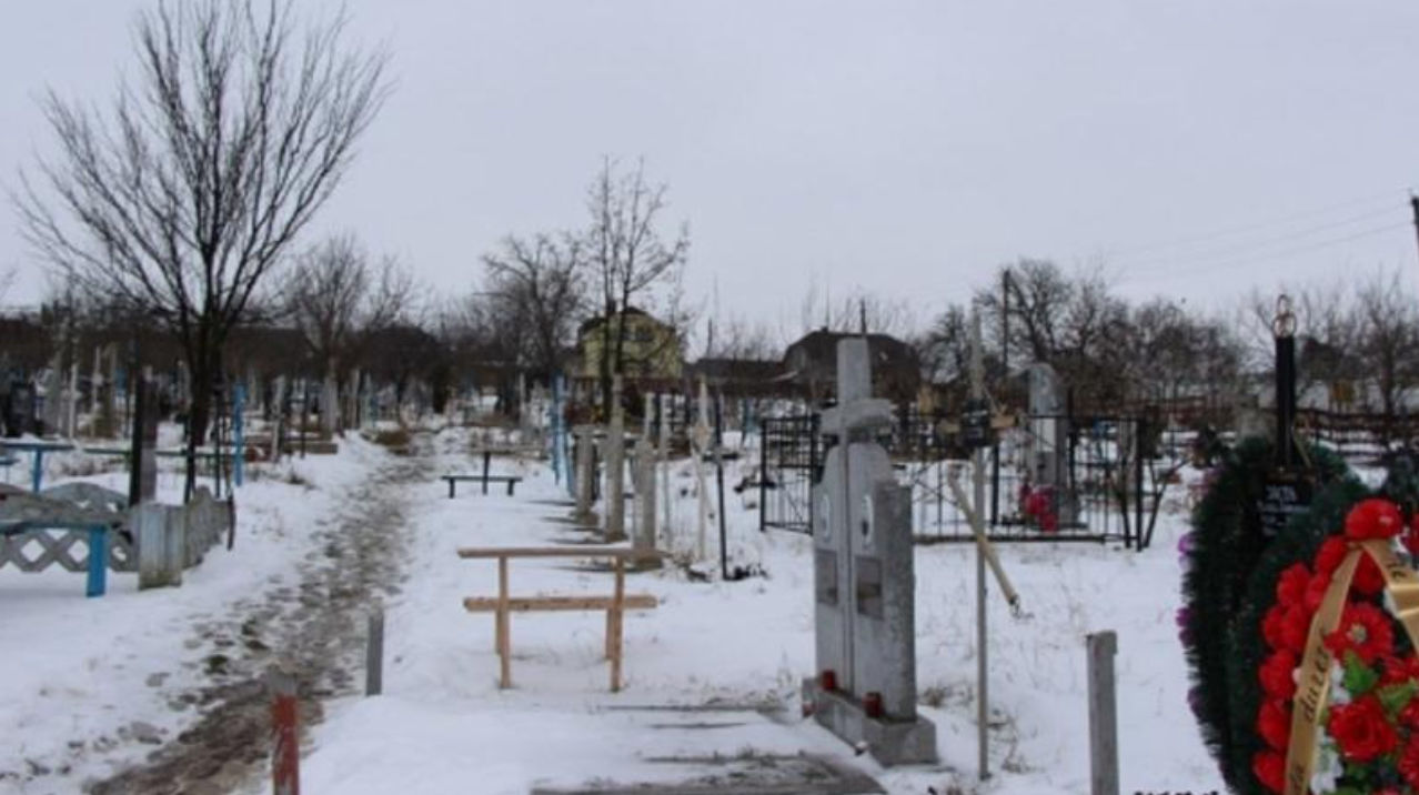 В Криулянском районе двое мужчин украли с кладбища 16 крестов.