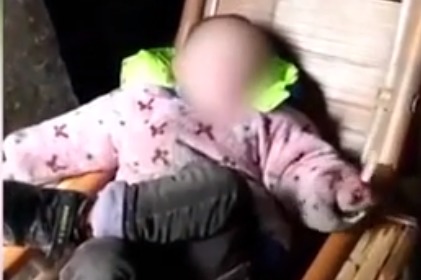 Пускающий кольца дыма четырехлетний курильщик поразил Китай.