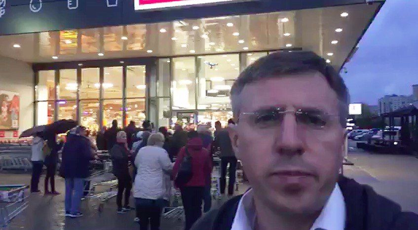 Киртоакэ пришел на открытие гипермаркета Kaufland.