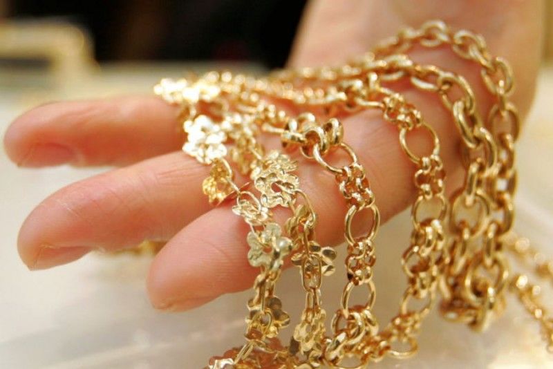 Распорядиться похищенным грабителю не удалось, так как украденные изделия он потерял, когда убегал из магазина.