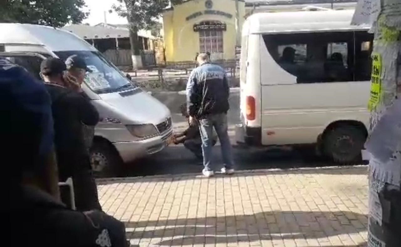 В Бельцах на центральной остановке водитель маршрутки №18 несколько раз въехал в стоявшую спереди маршрутку. 