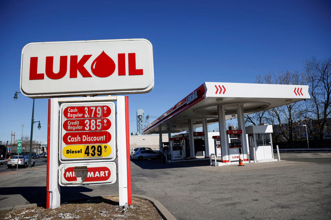 США продлили послабления по санкциям против "Лукойла" на фоне роста цен на нефть.