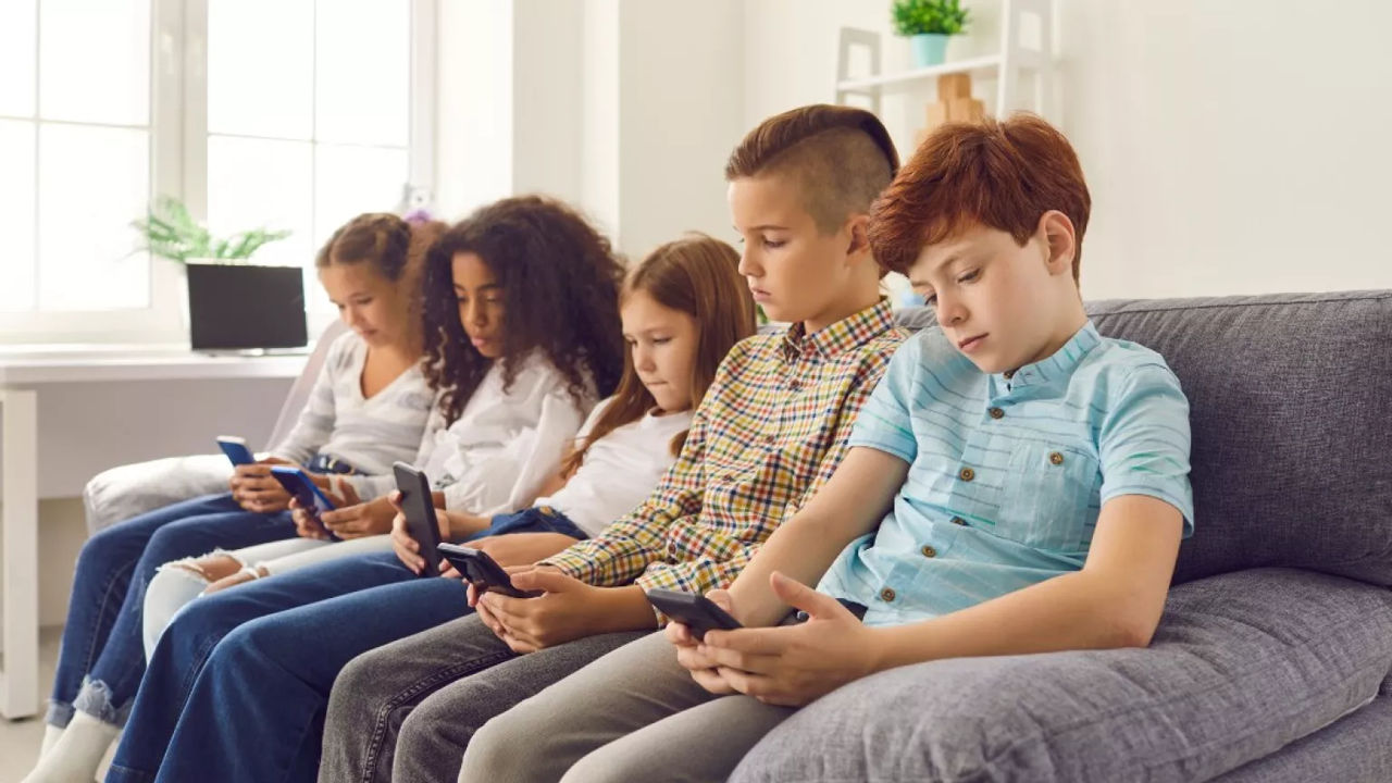 Studiu: Smartphone-urile provoacă gânduri suicidare la copiii sub 13 ani.