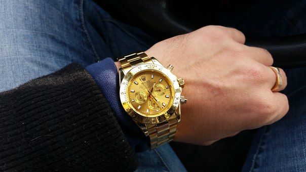 Карманники незаметно сняли с руки депутата золотые часы марки Breguet и затерялись в толпе.
