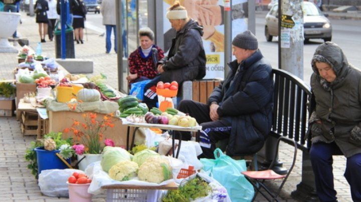 В период пандемии пожилые вынуждены торговать на улицах столицы.