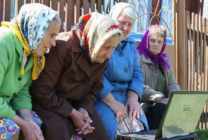 Так, 2,3% граждан в возрасте за 60 лет проводят 1,4 часа в день в Сети.