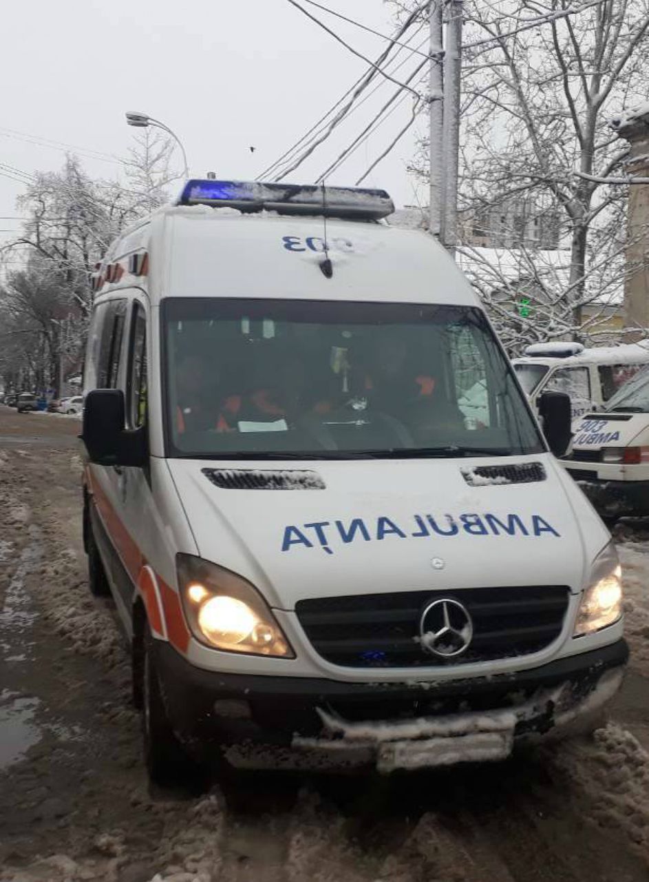 Бригада скорой обнаружила трех человек, двое, включая ребенка, были в состоянии комы, а третий умер. Фото: unimedia.info.