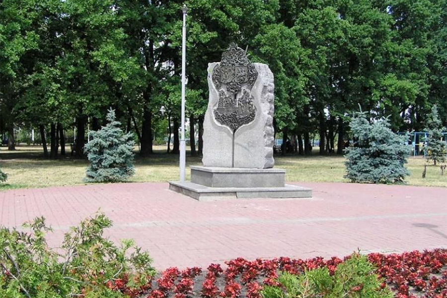 В Киеве снесли памятник дружбе с Москвой и призвали «убирать мусор», связанный с Россией.