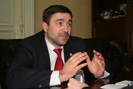 Молдавский политический деятель Юрий Рошка считает, что властям РМ следует прекратить играть на стороне Запада против России.