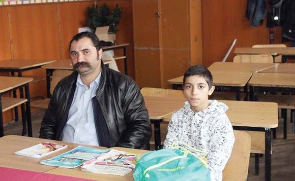 La 36 de ani, elev în clasa I-a, coleg de bancă cu fiul său.