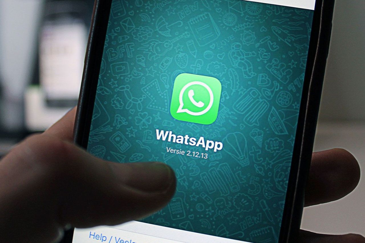 Un avocat indian ameninta ca da WhatsApp in judecata pentru un emoticon "obscen" .
