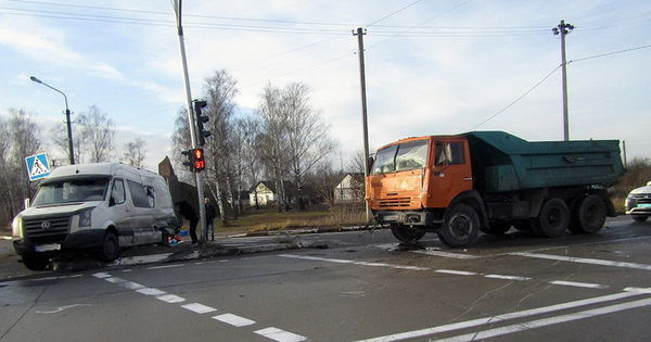 На Украине микроавтобус из Молдовы столкнулся с грузовиком.